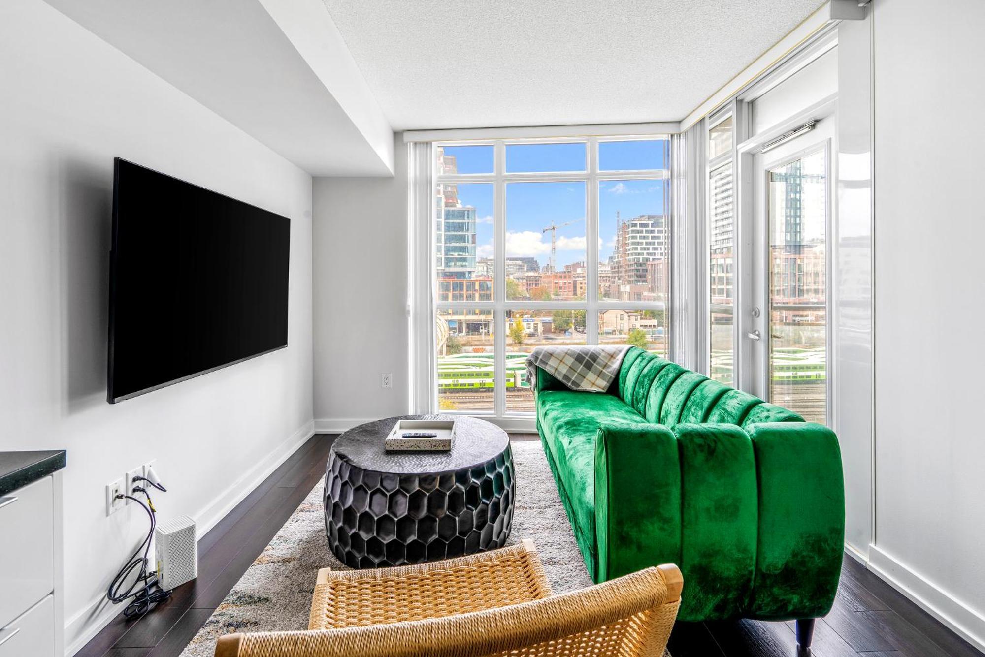 Family Oriented Downtown Toronto 2Bdrm Condo With Parking & Office Space Dış mekan fotoğraf